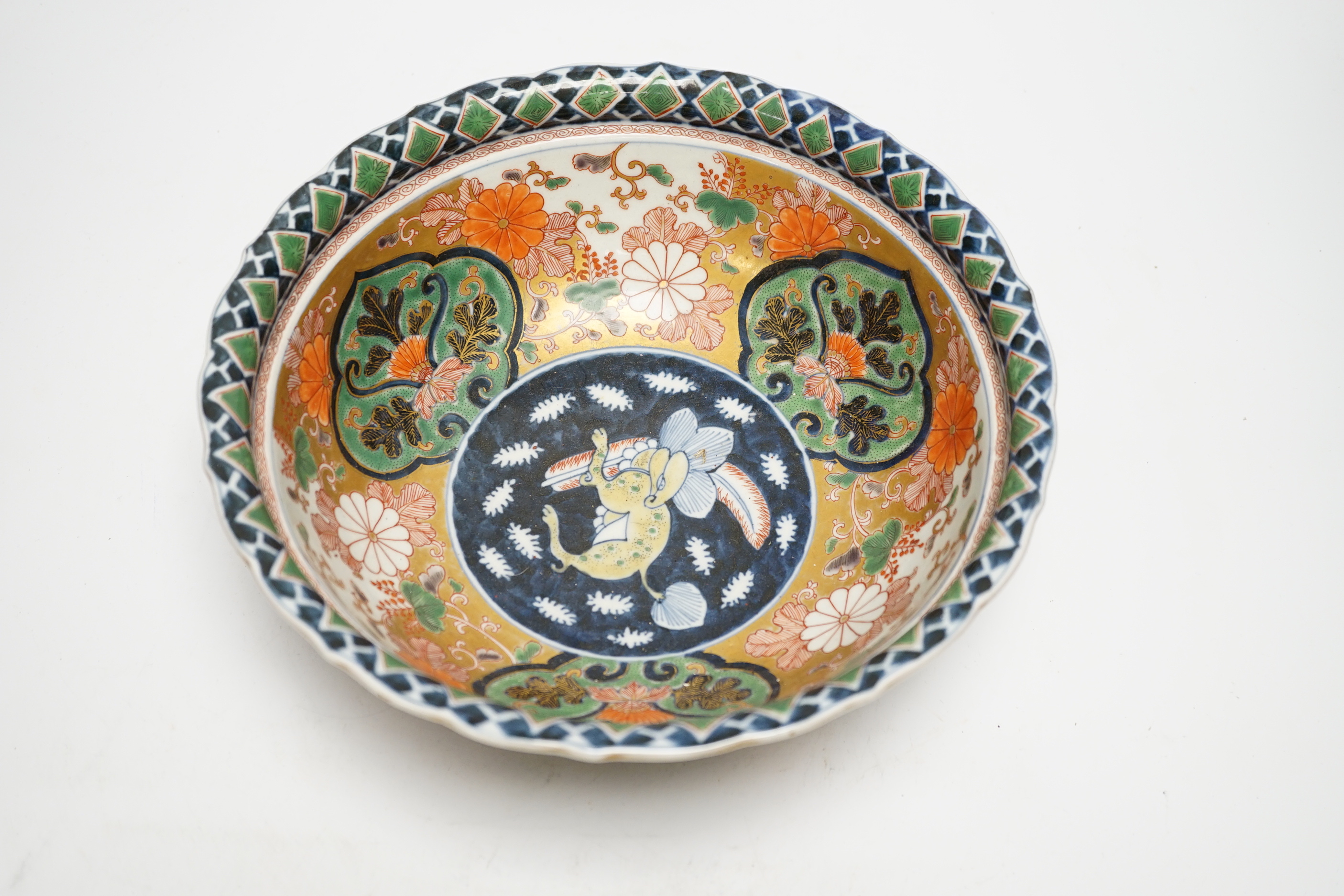 A Japanese Imari bowl, mid 19th century, 25.5cm diameter